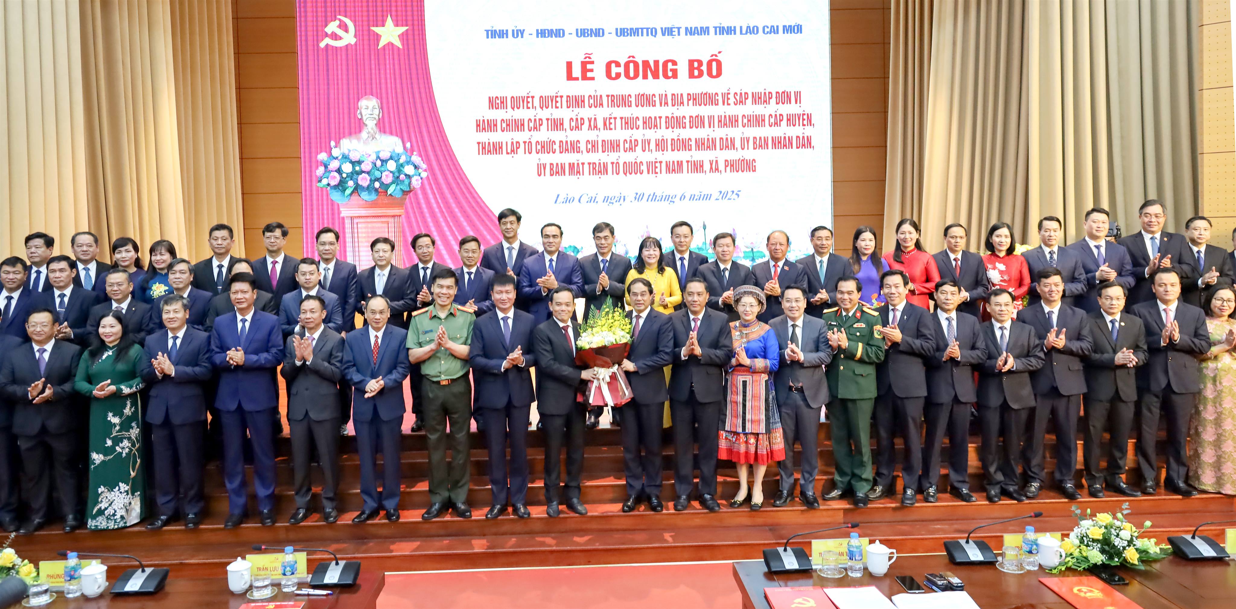 Đồng chí Trần Lưu Quang - Bí thư Trung ương Đảng, Trưởng Ban chính sách và chiến lược Trung ương tặng hoa chúc mừng Ban Chấp hành Đảng bộ tỉnh Lào Cai mới, nhiệm kỳ 2020 - 2025.
